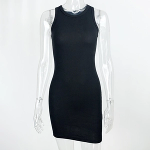 Gedetailleerde close-up van een zwarte mouwloze bodycon jurk met ribgebreide stof