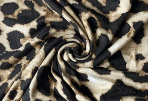 Gros plan du tissu en velours à imprimé léopard montrant la texture et les motifs