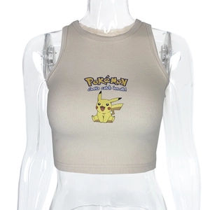 Gros plan sur la texture en maille côtelée du crop top beige avec imprimé Pikachu