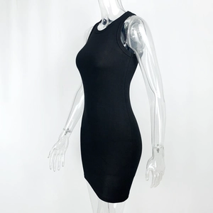 Detail van zwarte geribbelde gebreide stof van een mouwloze bodycon-jurk