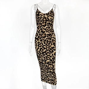 Detail eines Bodycon-Kleides mit Leopardenmuster, dünnen Trägern und Stretch-Stoff