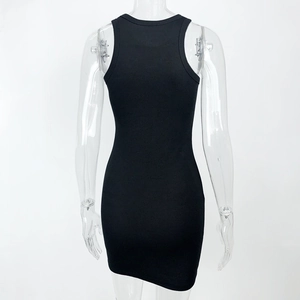 Gedetailleerd achteraanzicht van de geribbelde zwarte bodycon-jurk met racerback-ontwerp