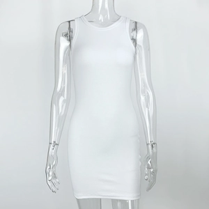 Detail van de witte geribbelde textuur en bodycon-pasvorm op mouwloze mini-jurk
