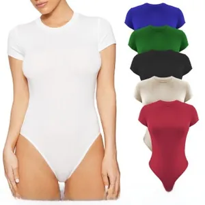 Détail d'un body ajusté à col rond disponible en six coloris classiques différents
