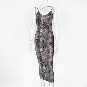 Detailaufnahme von Bodycon-Kleid mit Schlangenprint, tiefem V-Ausschnitt und Spaghettiträgern