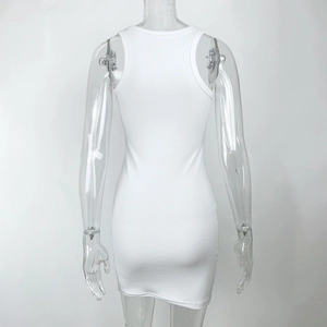 Detail van witte geribbelde gebreide stof van een nauwsluitende mouwloze bodycon-jurk