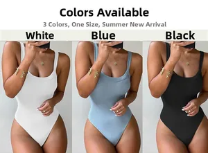 Vista in tre parti di un body a coste da donna nei colori bianco, blu e nero