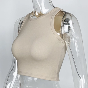 Vue détaillée du débardeur court beige en maille côtelée avec ourlet double