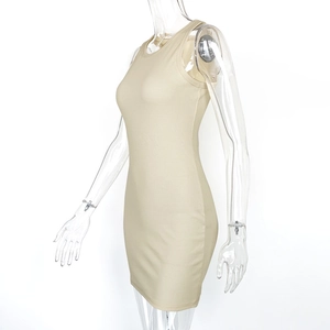 Detailweergave van de geribbelde gebreide textuur op een beige mouwloze bodycon-jurk