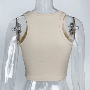 Détail de la texture maille côtelée beige et finitions sur un débardeur crop top