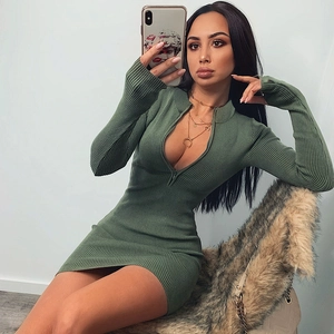 Robe mini moulante en maille côtelée vert armée avec col zippé et manches longues