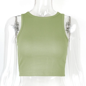 Détail d'un crop top vert clair en maille côtelée avec col rond et design sans manches