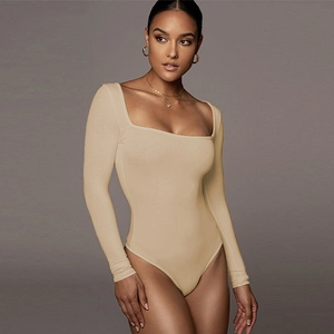 Détail de l'encolure carrée et manches longues ajustées sur ce body beige femme