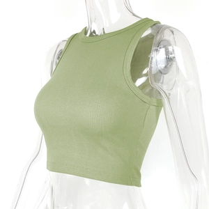 Vue détaillée du tissu en maille côtelée vert herbe et coutures du haut court