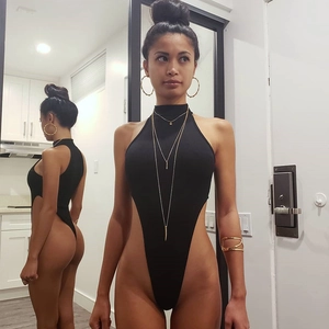 Détail d'un body noir sans manches à col montant en maille côtelée avec échancrure haute