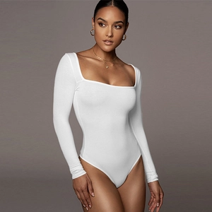 Body blanc ajusté à manches longues pour femmes avec col carré sur fond gris neutre chic