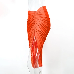 Détail d'une jupe orange froncée avec cordon de serrage et ourlet asymétrique chic