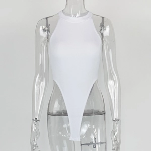 Détail d'un body blanc côtelé avec coupe haute et design à encolure américaine