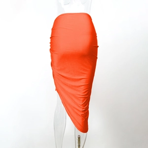 Détail de la jupe midi orange avec cordon de serrage latéral et ourlet asymétrique