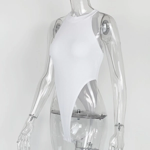 Détail d'un body blanc en maille côtelée sans manches avec col licou et coupe très échancrée