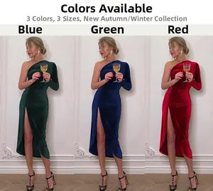Détails d'une robe en velours avec fente latérale et tissu brillant en trois couleurs