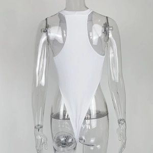Détail d'un body blanc en maille côtelée avec dos nageur et coupe jambe très haute