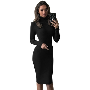 Détail de la robe en maille noire à col roulé montrant la coupe ajustée et les côtes