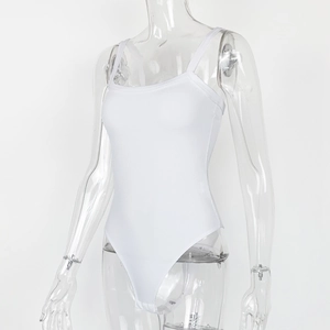 Dettaglio del body bianco in maglia a costine con spalline sottili e scollo quadrato