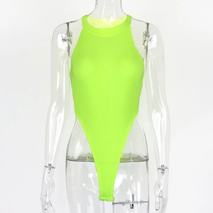 Détail du body côtelé vert néon avec coupe haute aux jambes et texture d'encolure ronde