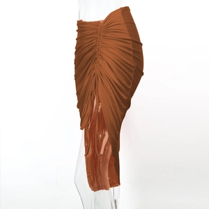 Détail de la jupe caramel à cordon avec fronces et fente latérale haute élégante