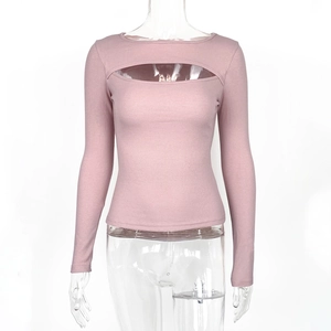 Détail d'un haut en maille côtelée rose avec un design évidé sexy sur la poitrine