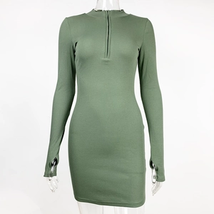 Détail d'une robe côtelée vert sauge avec col zippé et poignets à passe-pouce