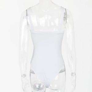 Dettaglio posteriore di un body bianco in maglia a coste con spalline sottili