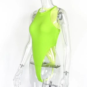 Détail du body en maille côtelée vert fluo avec coupe haute et silhouette ajustée