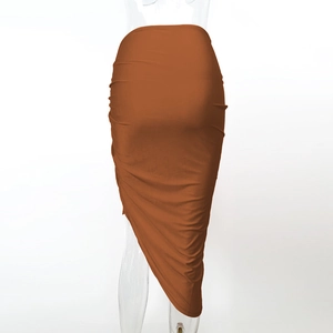 Détail du cordon de serrage et de l'ourlet asymétrique de la jupe midi rouge rouille
