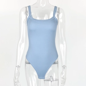 Dettaglio body celeste in maglia a coste con spalline sottili e scollo quadrato