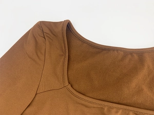 Gros plan détaillé de l'encolure carrée et de la couture d'un body marron ajusté