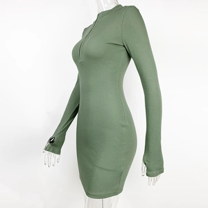 Détail de la robe en maille côtelée vert avocat avec zip frontal et passe-pouces