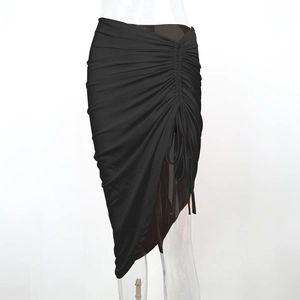 Détail d'une jupe noire froncée à cordon avec ourlet asymétrique et tissu plissé