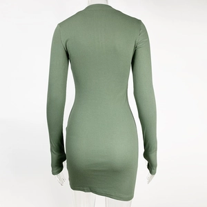 Vue arrière détaillée de la robe en maille verte montrant la texture côtelée ajustée