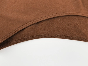 Gros plan sur la doublure polaire thermique et les coutures du body marron chiné
