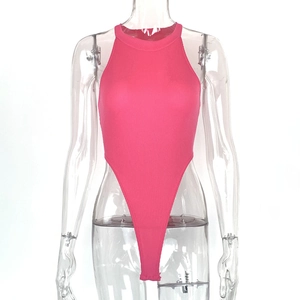 Détail d'un body côtelé rose vif avec coupe haute sur les jambes et col licou