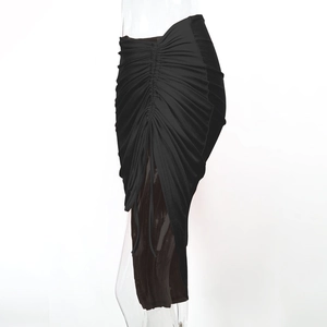 Détail d'une jupe noire à cordon avec texture froncée et ourlet asymétrique