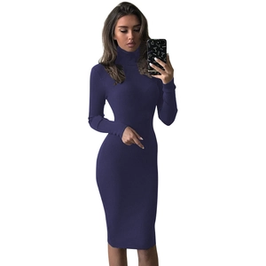 Robe en maille ajustée à col montant et manches longues en bleu marine avec côtes fines