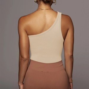Dettaglio del top monospalla beige in maglia a coste con focus sulla trama del tessuto