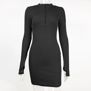 Détail de la robe en maille côtelée noire avec col montant, zip frontal et passe-pouces