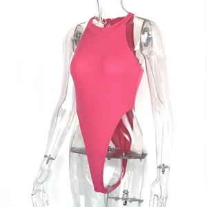 Détail d'un body sans manches rose en maille côtelée avec échancrure haute sur mannequin
