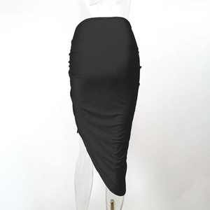 Détail d'une jupe froncée noire à taille haute avec cordon et ourlet asymétrique