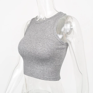 Gros plan sur la texture côtelée gris clair d'un crop top sans manches moulant pour femme