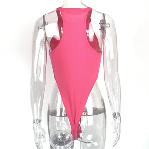 Détail d'un body côtelé rose fuchsia avec dos nageur et coupe haute au niveau des jambes